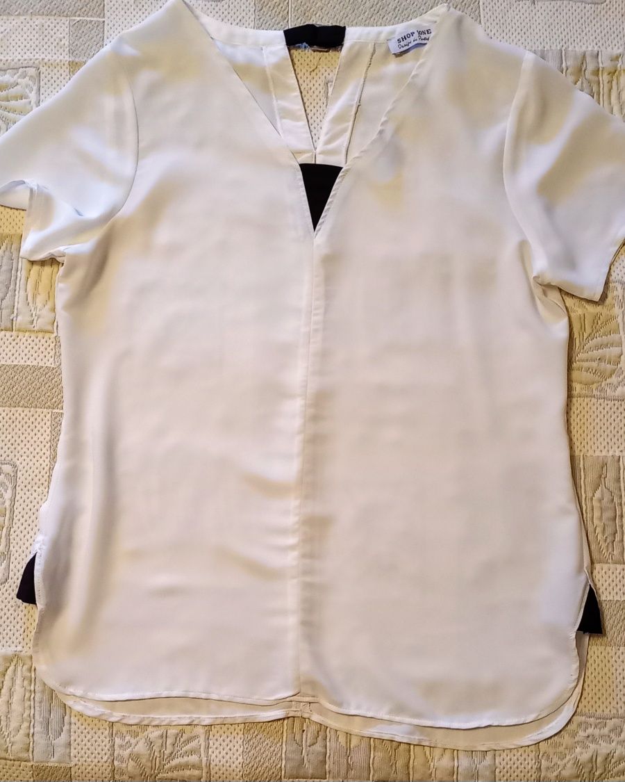 2 Blusas de verão, 1 branca c/ peq triângulos (ver preços na descrição