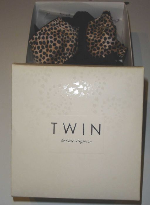 Pas do pończoch ze stringami firmy Twin. RozmiarS/ M.