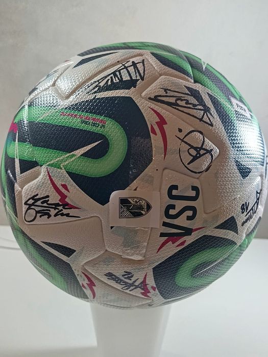 Bola oficial autografada pelo plantel Vit. Guimarães