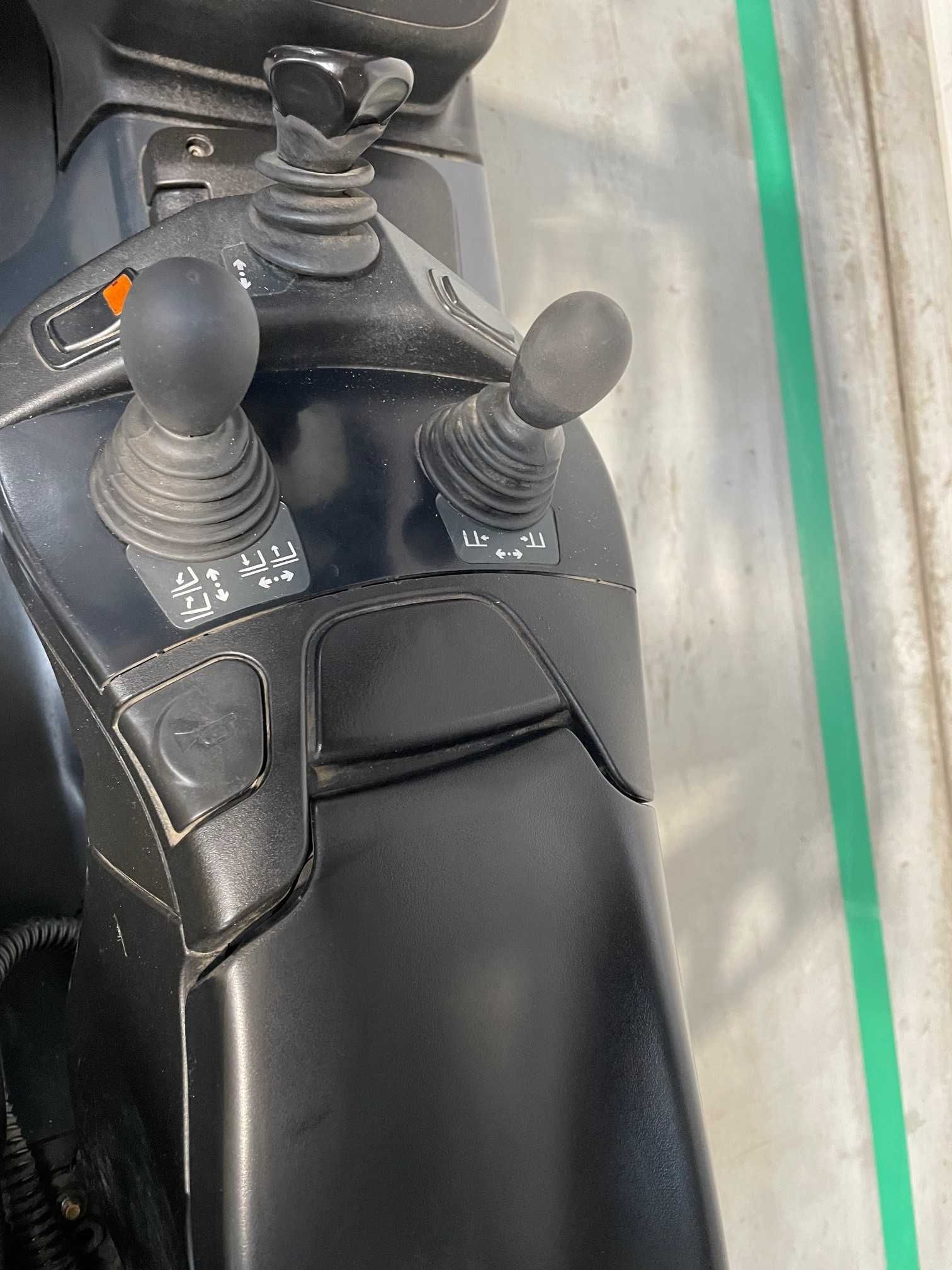 Wózek widłowy elektryczny LINDE E25 / udźwig 2.5T / TRIPLEX