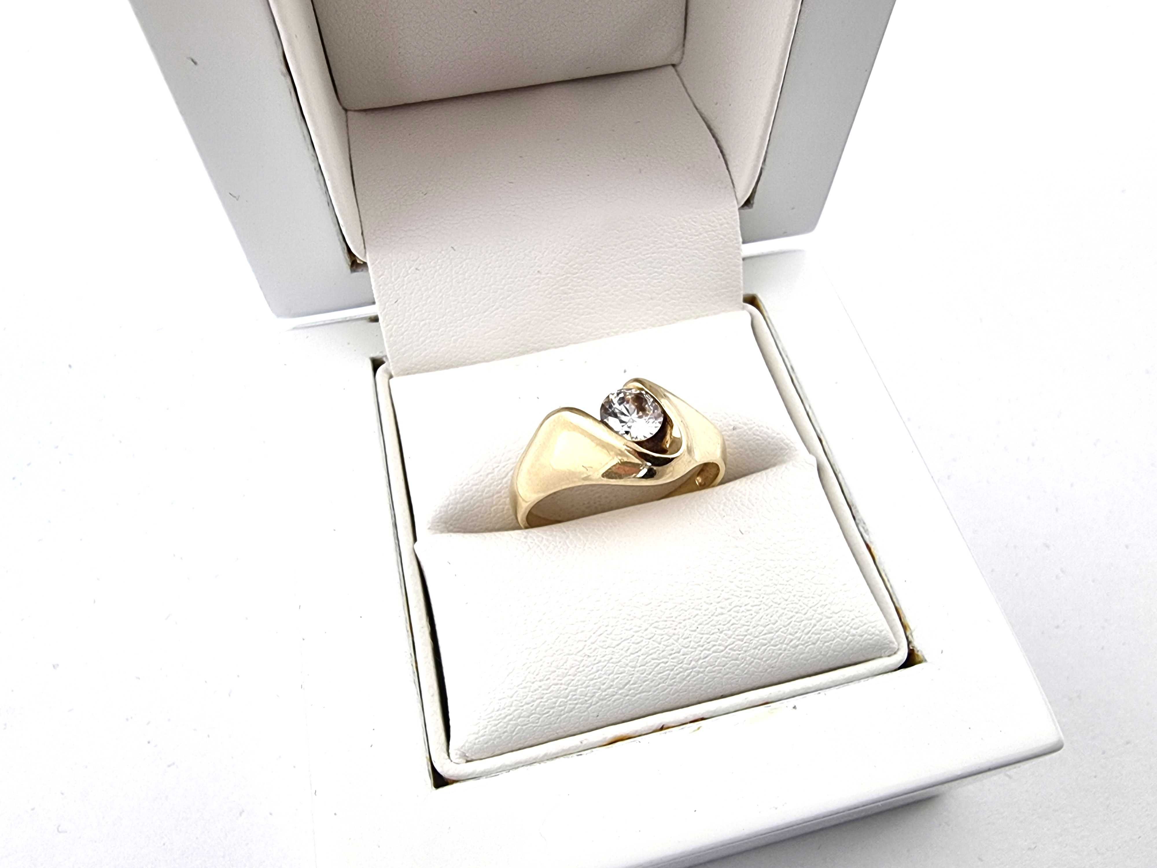 Piękny złoty pierścionek z cyrkonią 2,75g p585