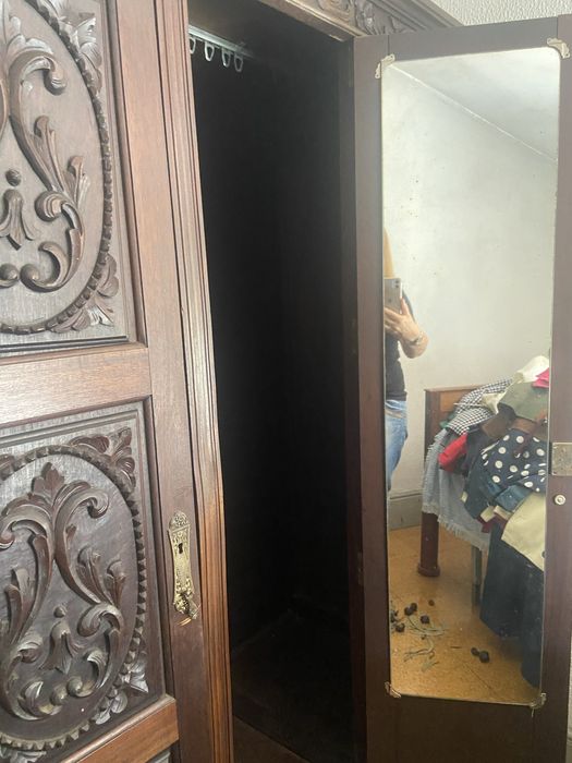 Armário roupeiro em bom estado geral desocupar