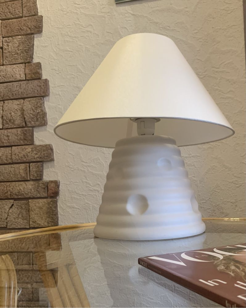 Стильні настільні лампи з абажуром