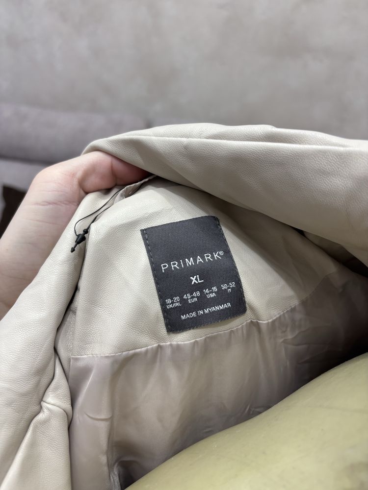 Жилетка жіноча молочна шкірзам, 50-52 р нова primark,
