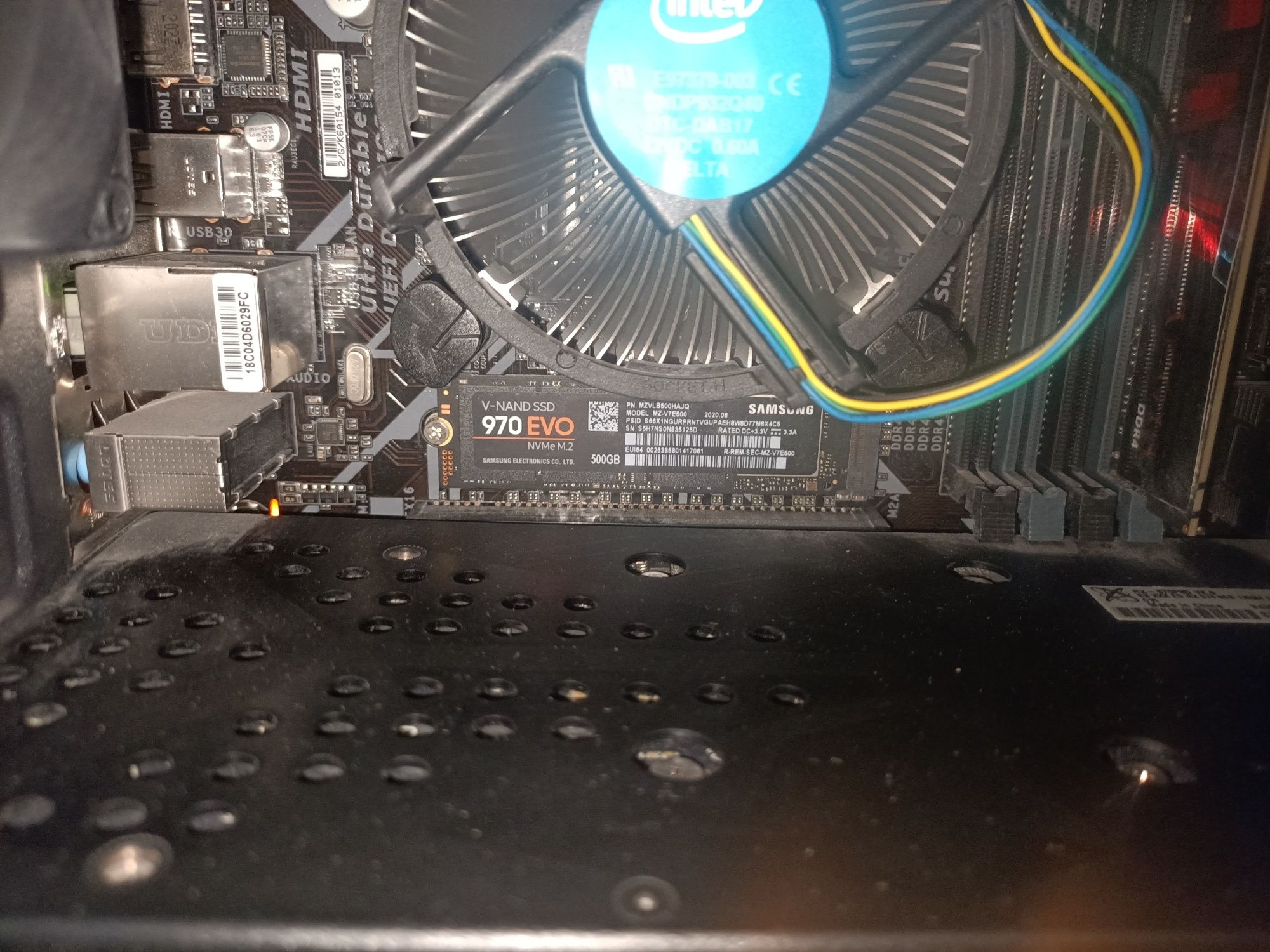 Komputer gamingowy z monitorem  i3-9100F/SSD970EVO500GB/RAM16GB3000MHz