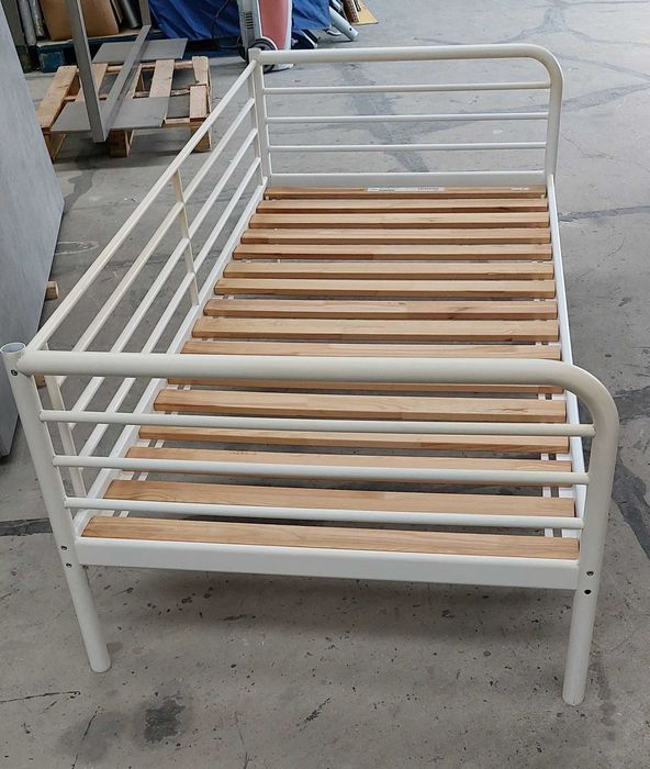 Cama metálica com estrado e colchão