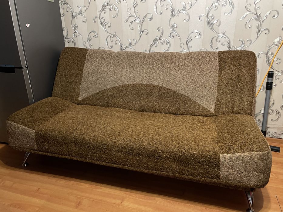 Диван з подушками