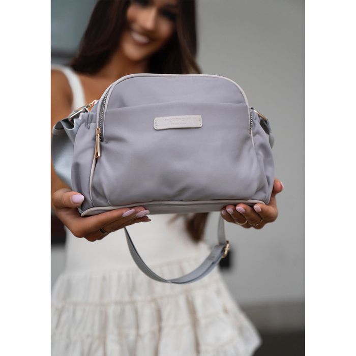 nylonowa listonoszka damska w szarym kolorze, zamykana suwakiem