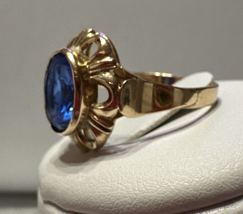 Złoty pierścionek 4,20g próba 585 z niebieskim kamieniem z czasów PRL