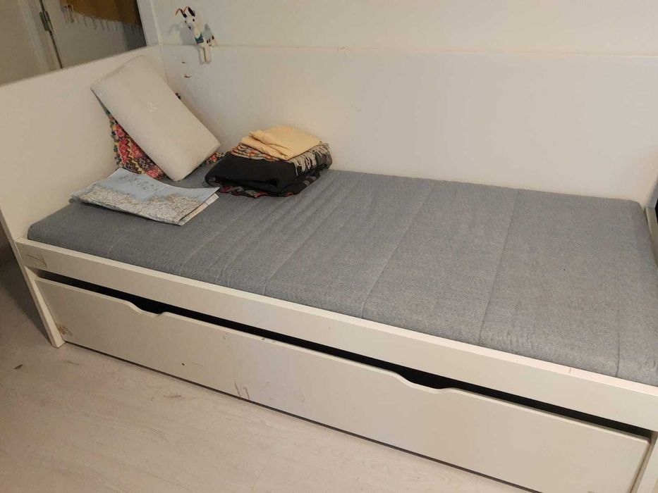 Cama dupla usada, com colchoes