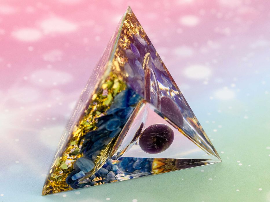 Piramidka Piramida z Żywicy Orgonit Cyjanit Ametyst Miedź Folia 5cm