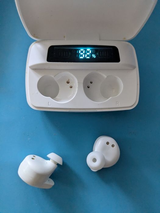 Бездротові bluetooth-навушники F9 з зарядним кейсом - павербанком