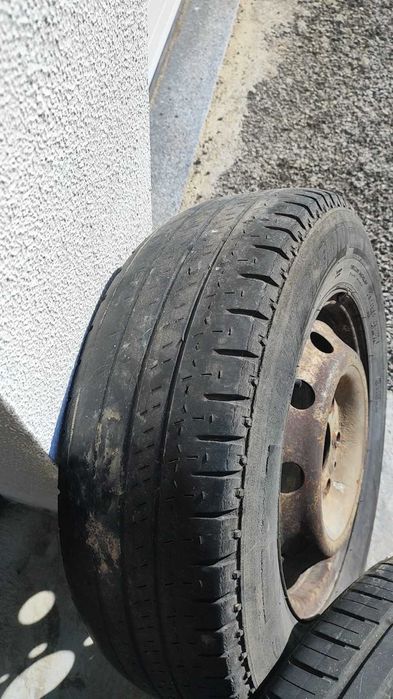 jante em aço 15" com pneu MICHELIN 215/70 R15C (tubeless)