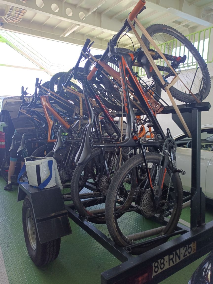 Reboque atrelado bicicletas