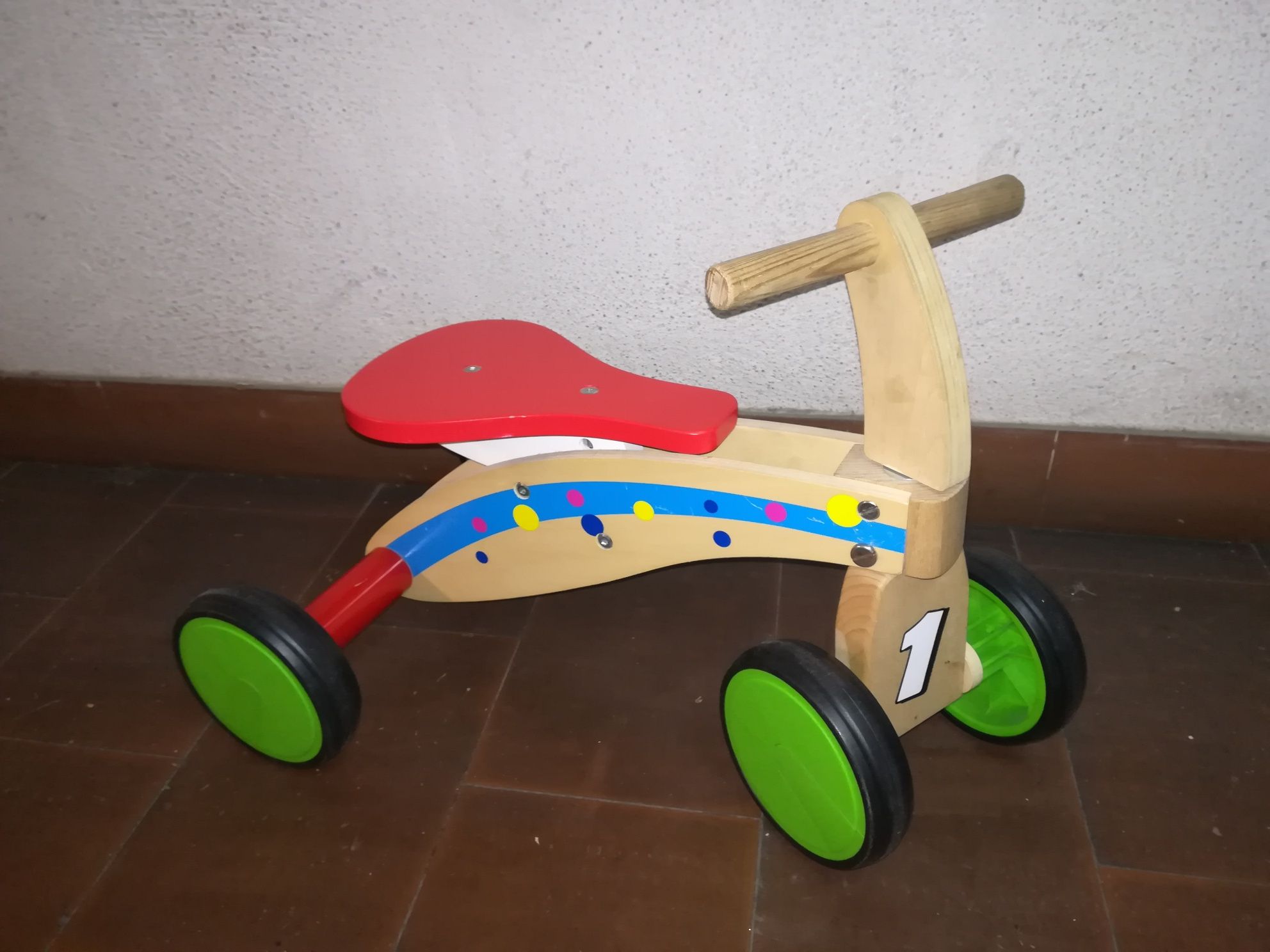 Triciclo em madeira - criança