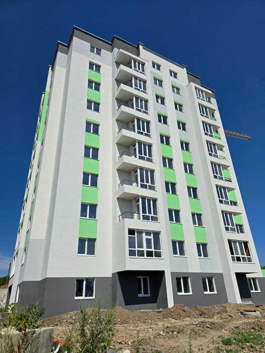 Продається простора двокімнатна 67 (м2).