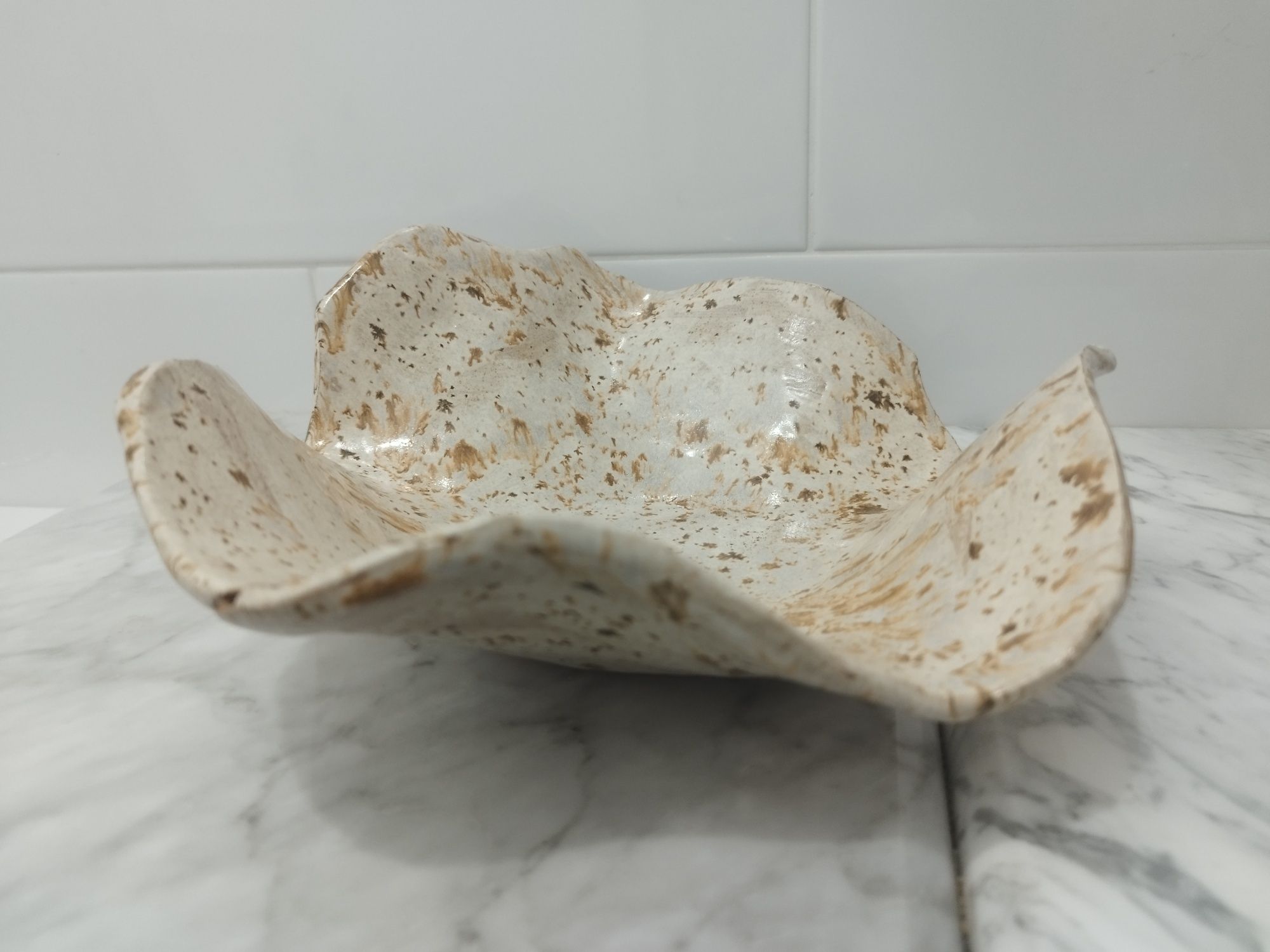 Centro de mesa em barro pintado - modernista