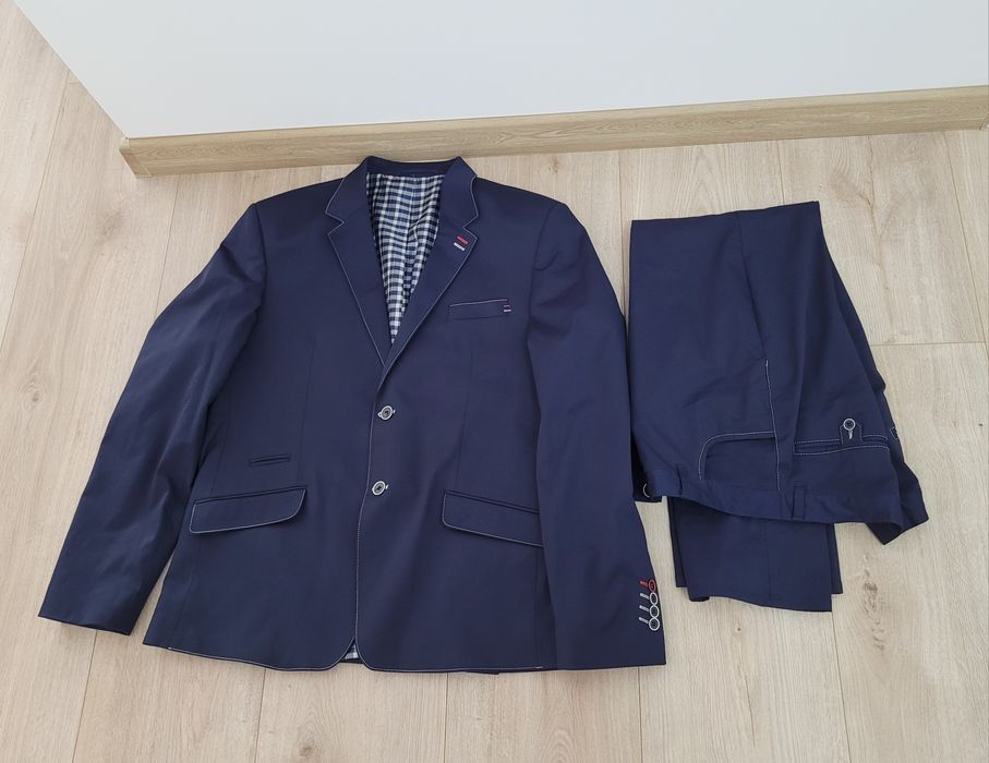 Granatowy garnitur męski