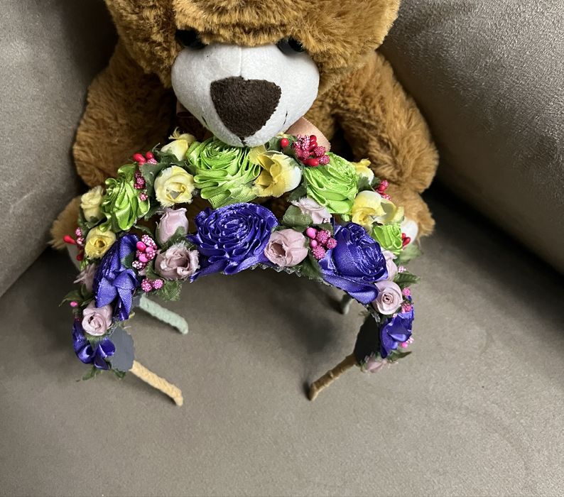 Обруч на голову украшен розочками