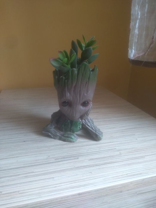 Organizer doniczka figurka groot z kwiatkiem