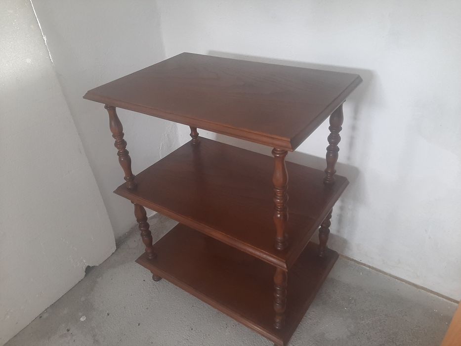 Móvel em madeira com. 2 prateleiras.