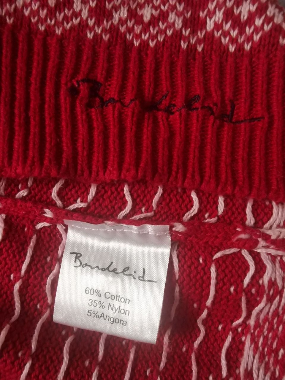 zimowy czerwony sweter marki Bondelid na narty, w góry, zima