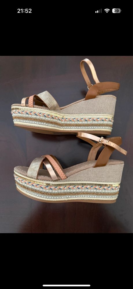 Sandalias douradas Exé