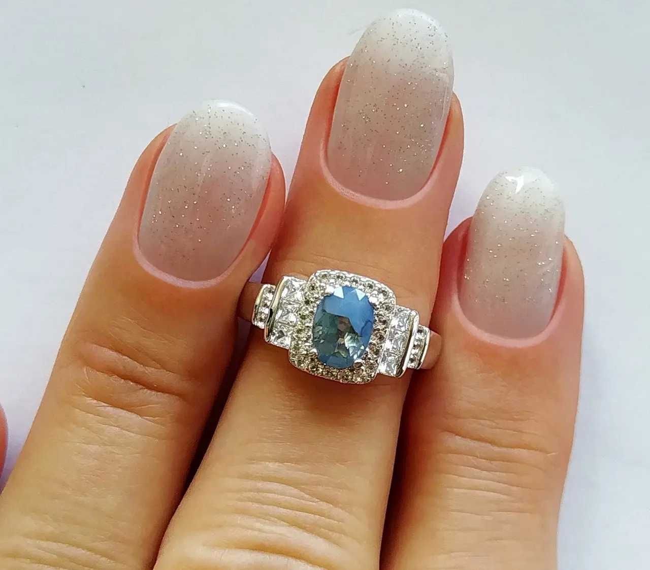 Кольцо с ультраредким мадагаскарским сапфиром 1.35ct и топазами