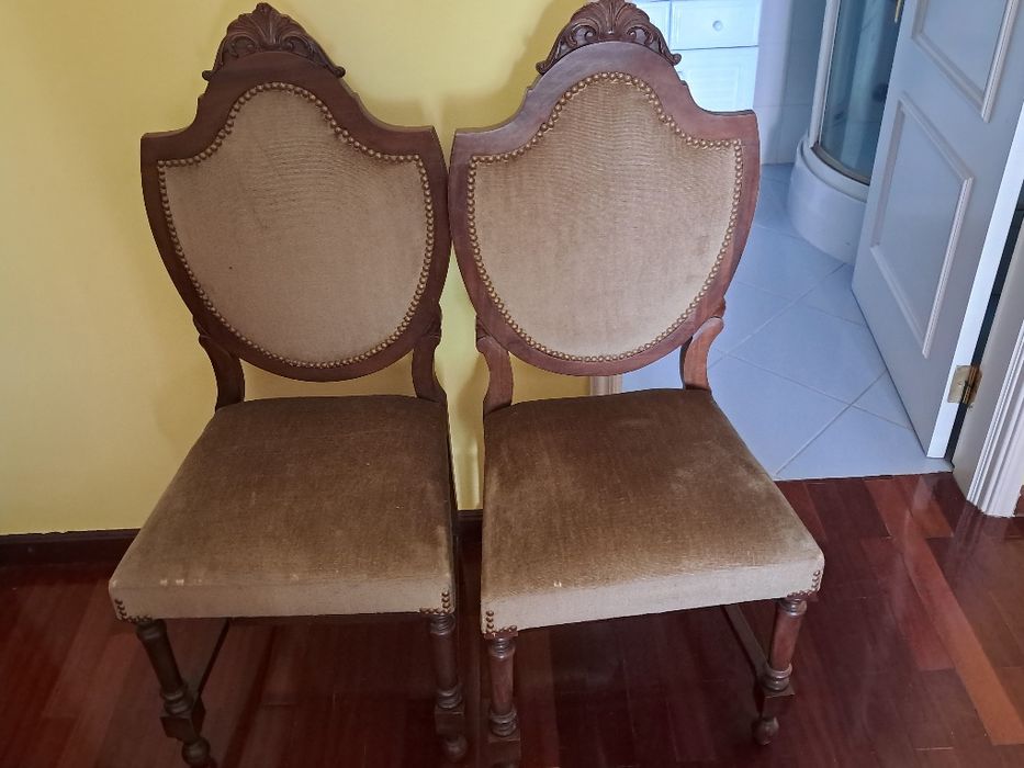 Cadeiras em madeira de serne.