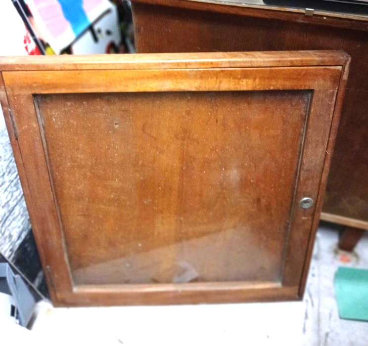 vitrines e caixas em madeira