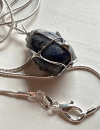 Piękny wisior z kamienia kwarc niebieski z łańcuszkiem