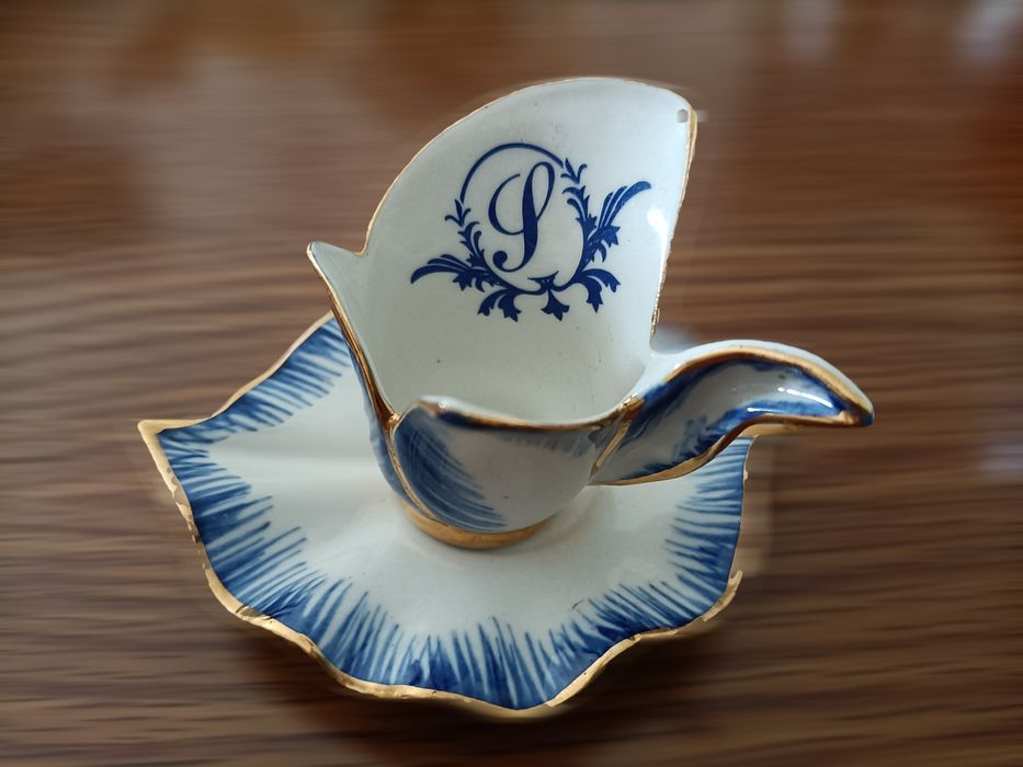 Miniaturas de coleção em porcelana muito bonitas.