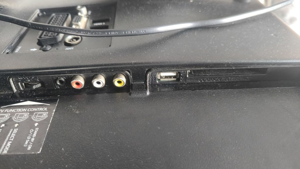 TV LCD Kunft 32'' com comando e suporte de parede