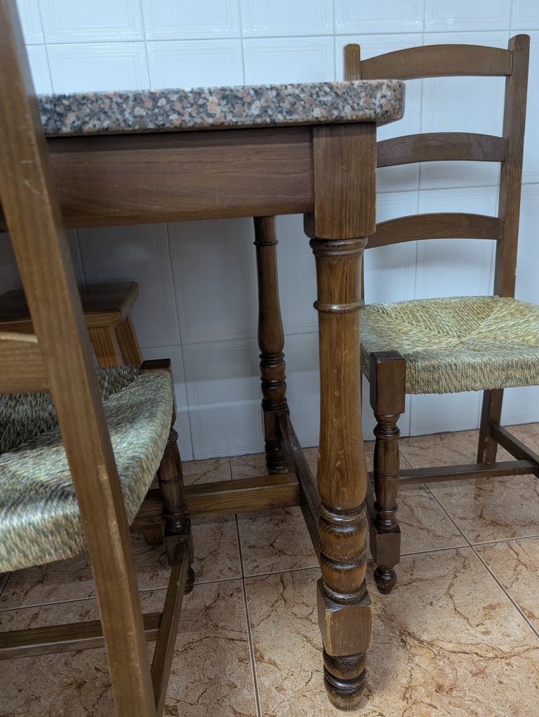 Conjunto mesa e quatro cadeiras