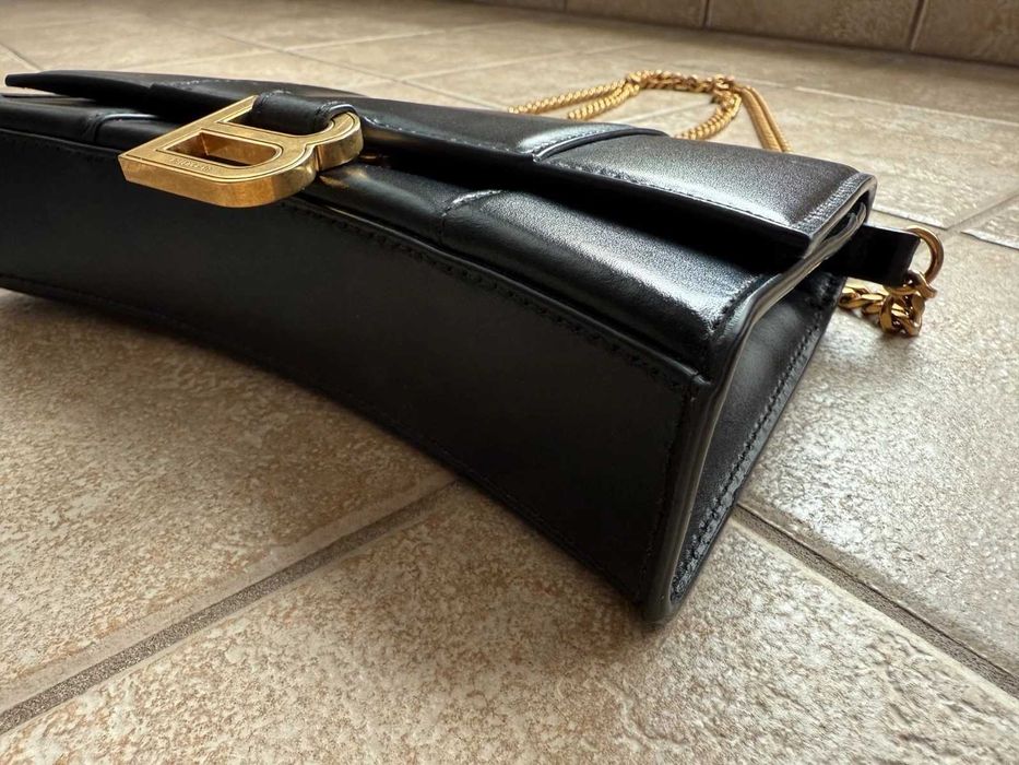 clutch transversal Balenciaga em formato de ampulheta