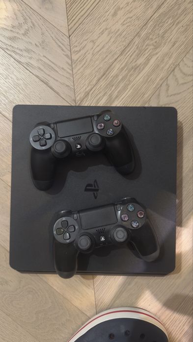 PlayStation 4 slim 500gb + dwa pady + trzy gry