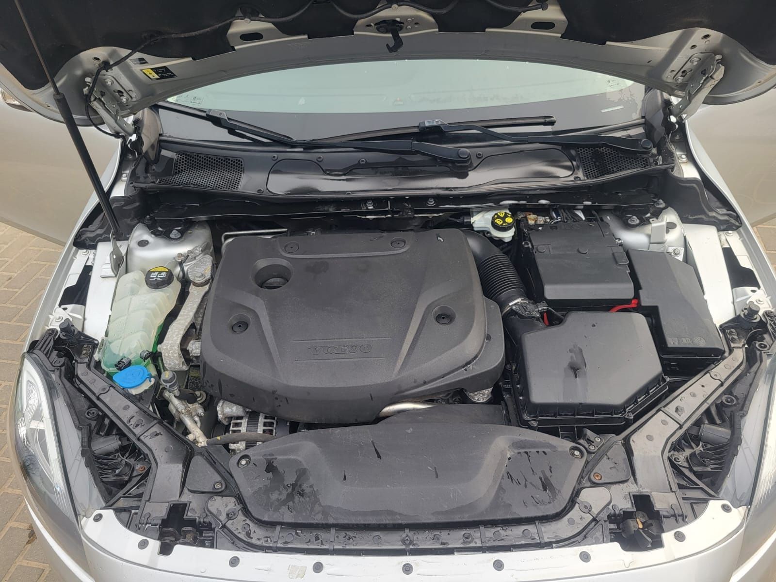 Samochód osobowy Volvo V40 MV74 rok prod 2018 sedan srebrny diesel