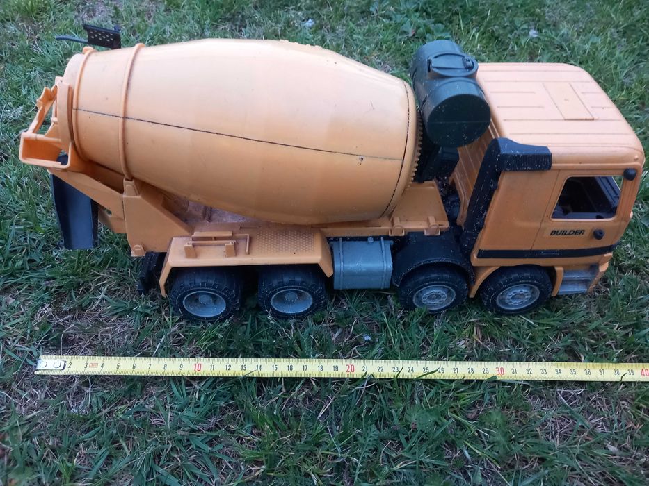 Duża zabawkowa betoniarka długości około 40cm