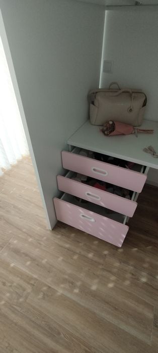 Cama de criança com roupeiro e gavetas