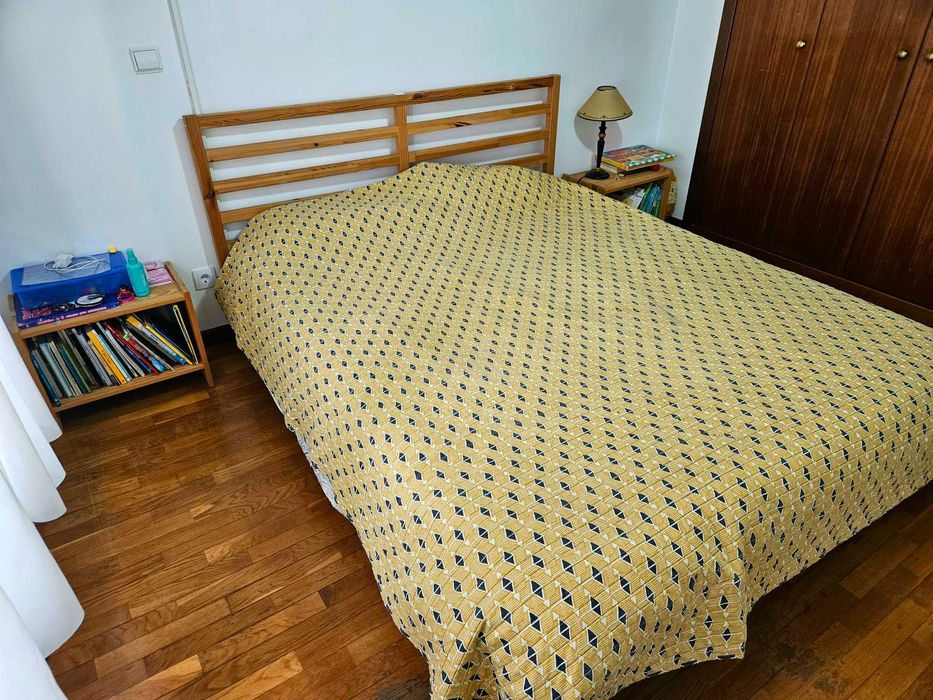 Cama de Casal Ikea 1600 c/ colchão e mesas de cabeceira