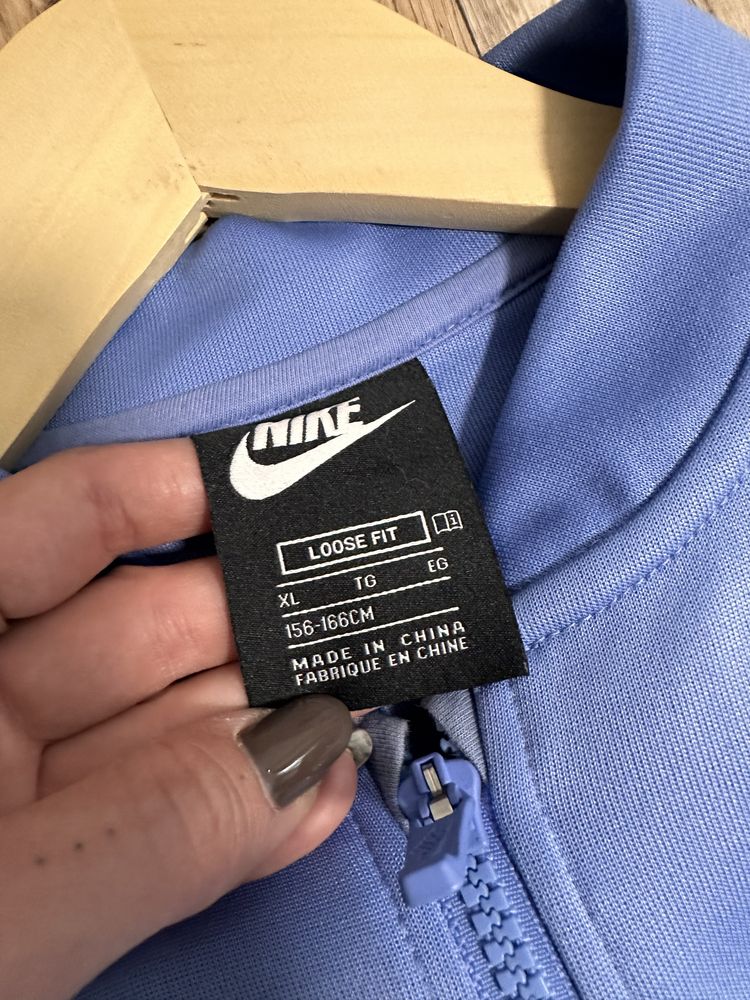 Продам костюм спортивный nike, на рост 160см s размер