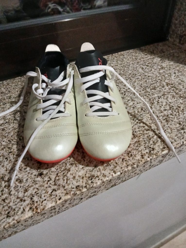 2 pares de chuteiras uma adidas outra  puma