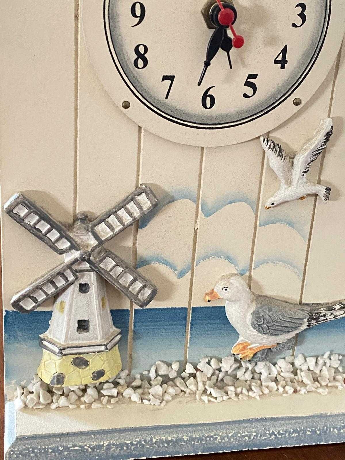Relógio Fantasia em madeira com motivos marinhos, bom estado