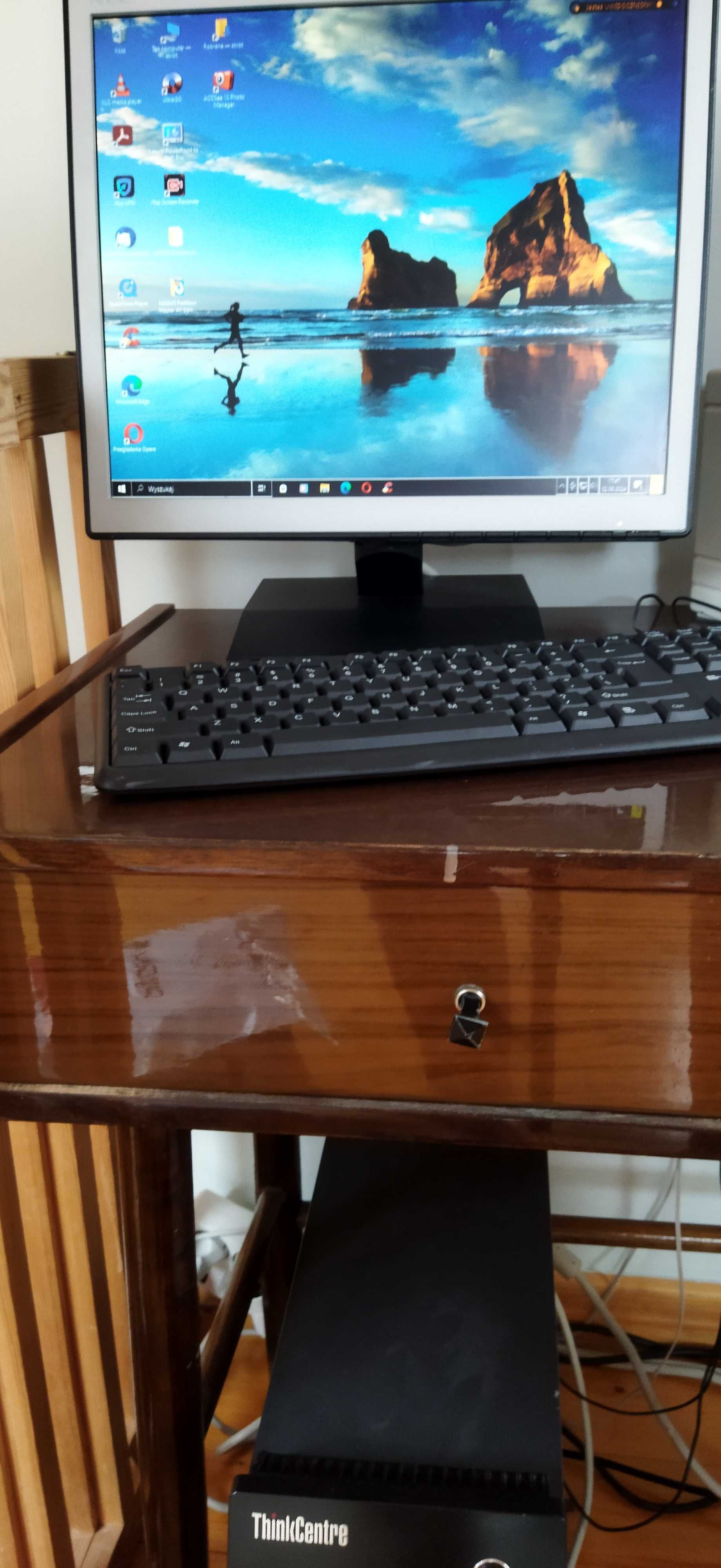 Komputer stacjonarny LENOVO i monitor