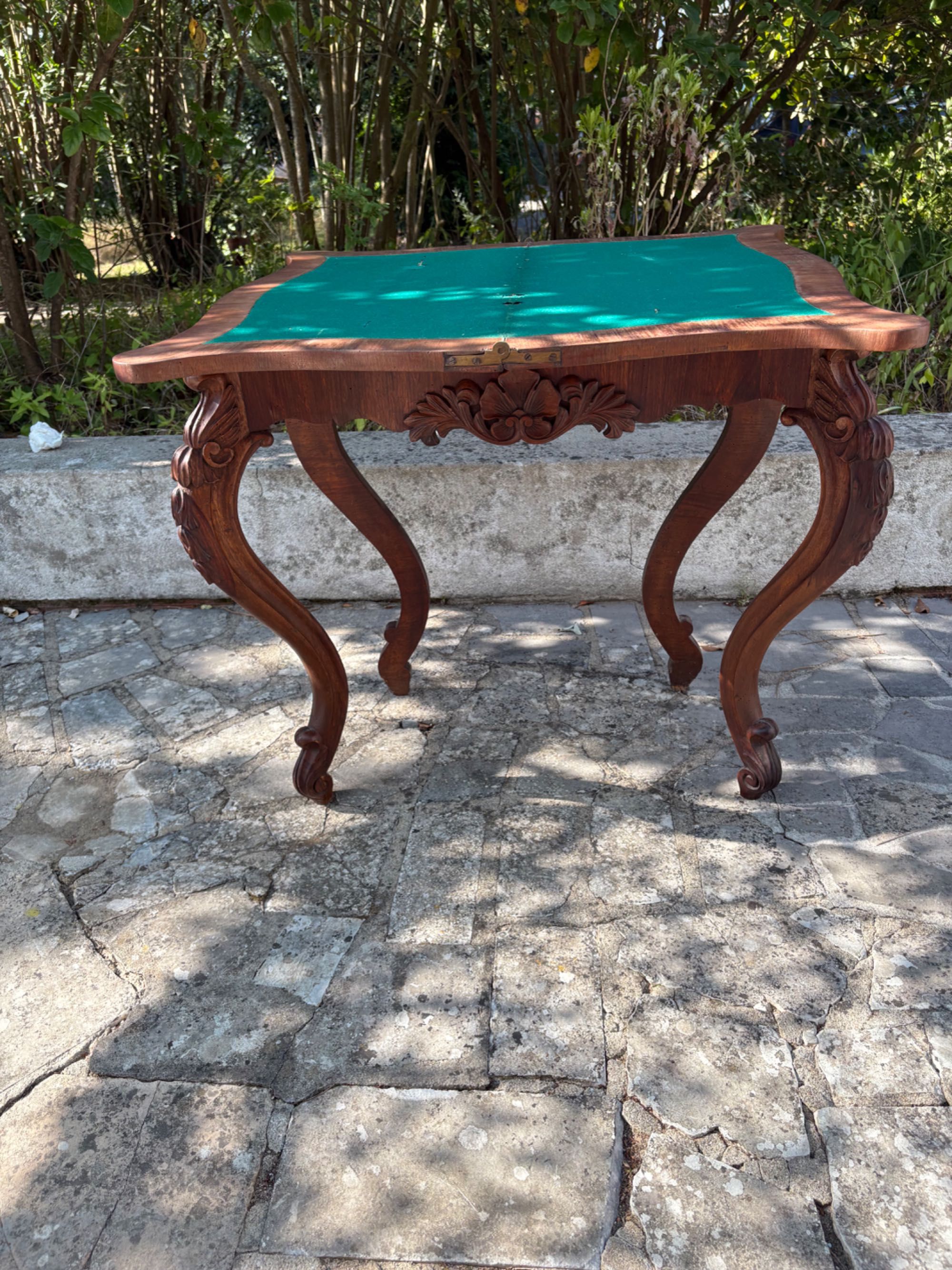 Mesa de jogo antiga de madeira.