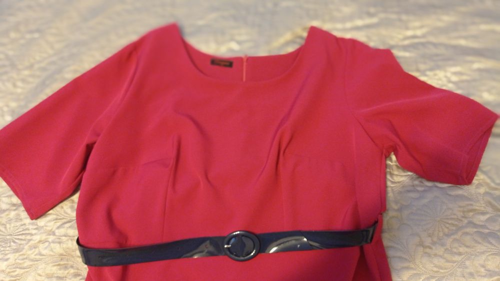 Amarantowa sukienka z granatowym paskiem rozmiar 50