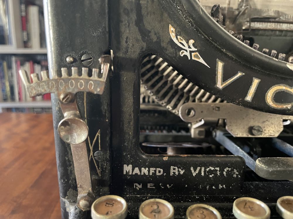 Maquina de escrever victor 1910 com tampa