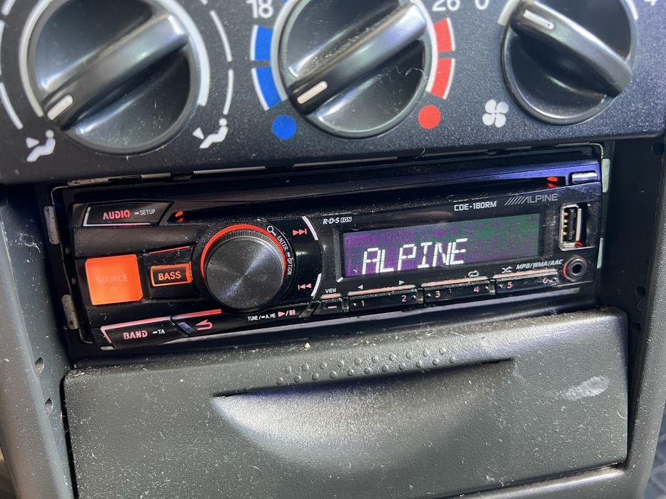 Продам автомагнитолу ALPINE CDE-180RM