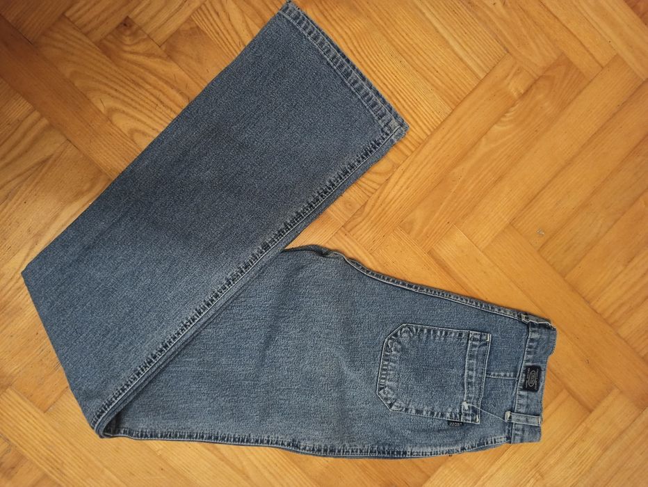 Jeansy niebieskie damskie, proste lekko rozszerzane na dole. Cross .