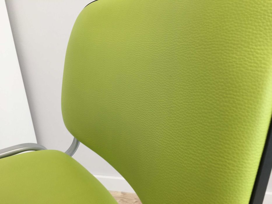 Cadeira em pele sintética